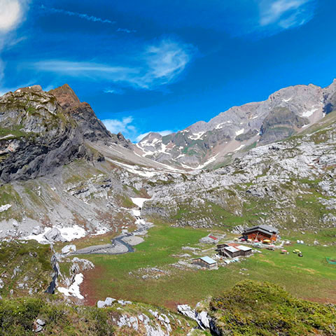 Refuge de la Vogealle niché dans les cirques du Haut Giffre