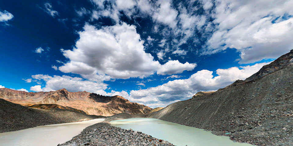 Le gr54 traverse des géants de granit qui affrontent obstinément le passage du temps. Tour des Ecrins.