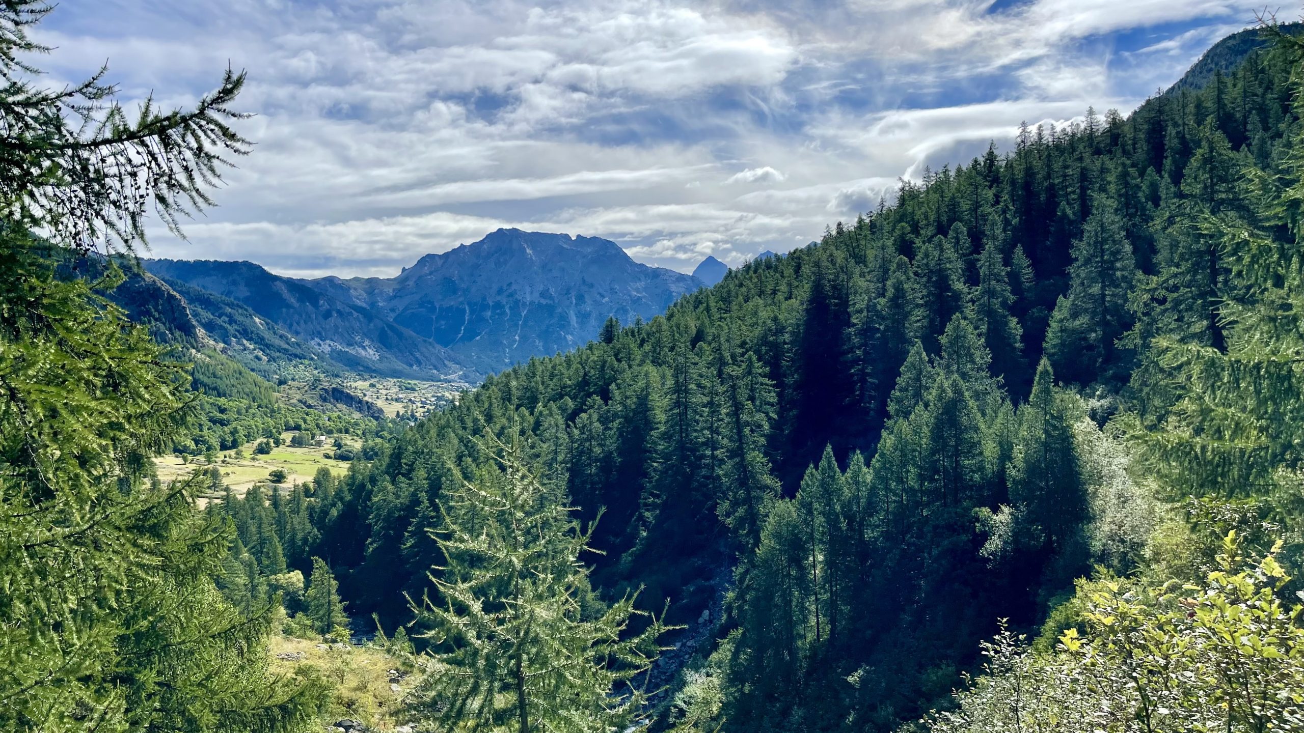 Vue sur la vallée de la Clarée et les villages de Névache et Roubion depuis Côte Rouge